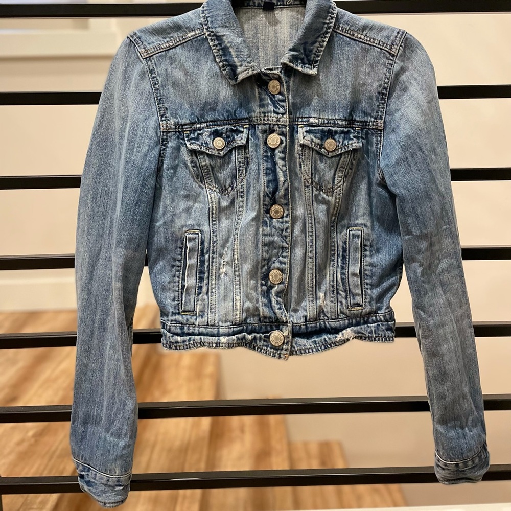 American Eagle jean jacket. Size Medium. Gently used.